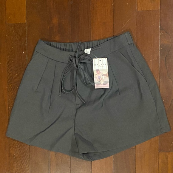 Halara High Waisted Drawstring Zipper Side Pocket Plain Casual Shorts 3'' - Picture 2 of 7